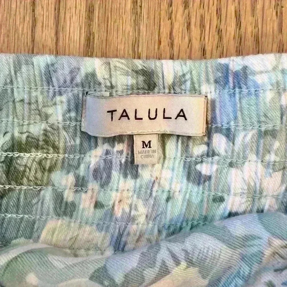 Aritzia Talula Floral Print Shorts High Rise Waist with Pockets Size Medium - Picture 3 of 11